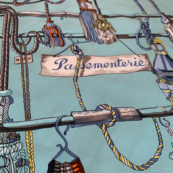 HERMÈS Le carré (square) 100%silk scarf - Picture 4 of 10